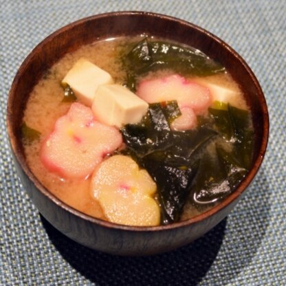 こんにちわ♪花麩で作りました。お麩に出汁が染み込んで、とても美味しかったです (^_^)わかめの香りが磯の匂いで、食欲をそそりました☆
ごちそう様でした〜♥